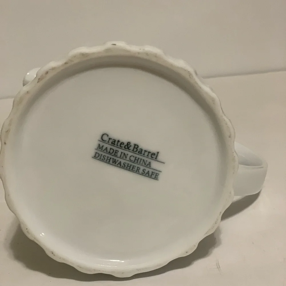 Beautiful 61/2” White Crate And Barrel Picture, Excellent Condition.